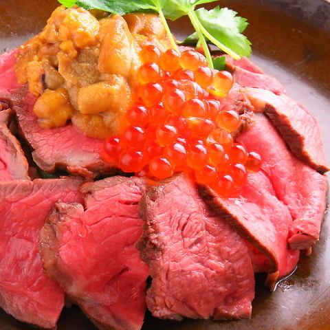 在包间享用的豪华料理♪新特产：鲑鱼子×海胆和烤牛肉饭