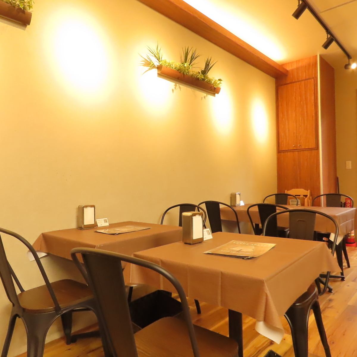 落ち着きのある雰囲気の中で食事をお楽しみくださいませ。