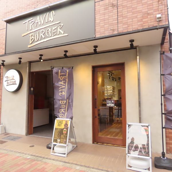 亀戸駅北口から徒歩約1０分の場所にある当店は、大きな看板が目印です。店内に入ると、温かみのあるアットホームな空間が広がり、心地よい雰囲気に包まれます。友人や家族と一緒に、または一人でのんびり過ごすのに最適です。美味しい料理とお酒を楽しみながら、リラックスした時間をお過ごしくださいませ！