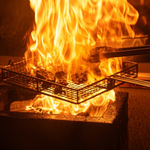 ◆ 名物の【炭火焼き鳥】自慢の一品