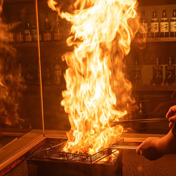 [Enjoy our special cooking methods♪] Our main dish is charcoal grilled, and the flames burst into flames, making for an impressive and spectacular cooking experience. We have a total of 12 seats at the counter where you can enjoy the live atmosphere, so please come and spend some precious time with your loved ones!