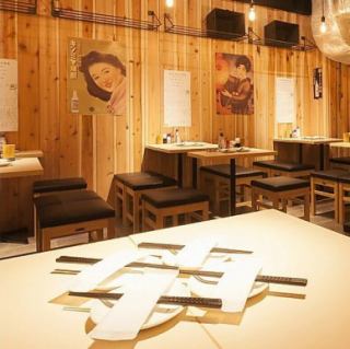 和モダンで温もりのある店内は有名なデザイナー監修！