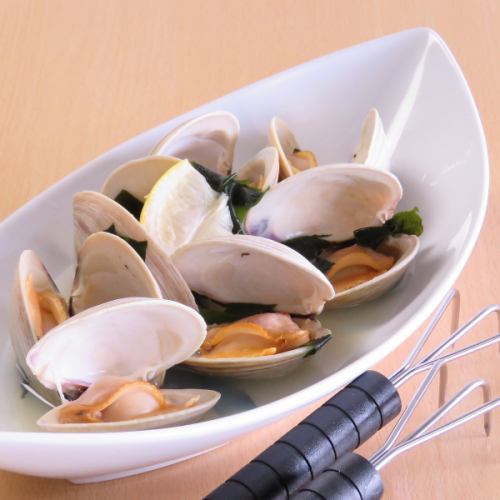 Steamed honbinos shellfish from Funabashi port in white wine