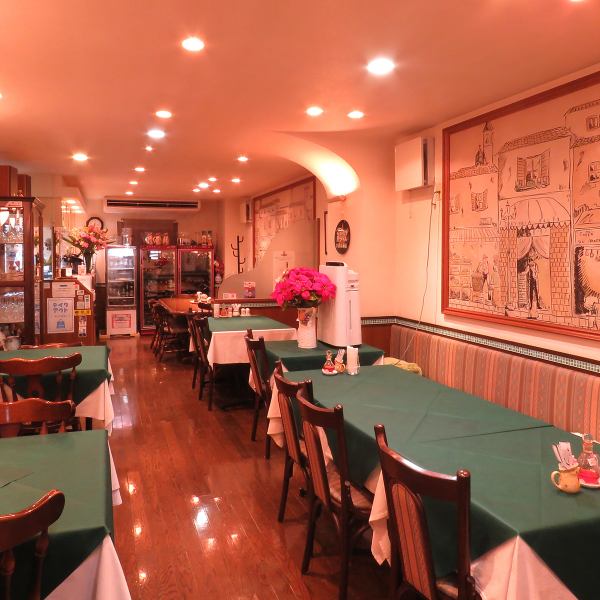 【内観・雰囲気】地元で愛されて32年！桜通りのカジュアルイタリアン「Ristorante Di mare（レストラン ディ・マーレ）」。店内は落ち着いた空間でシックなしつらえ、ゆっくり寛ぎながらアラカルトやコースをご堪能いただけます。八柱駅からほど近い好立地の当店で、気軽にお洒落なイタリアンとワインをお楽しみください。