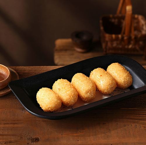 Deep-fried rice cakes with brown sugar syrup