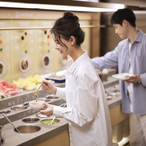 種類豊富なつけダレやサラダ、フルーツをご用意♪