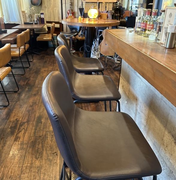 【時尚寧靜的氛圍♪】從赤羽站東口步行約6分鐘 / 從赤羽岩淵站步行約3分鐘。餐廳環境時尚輕鬆，有 6 個吧台座位和 18 個餐桌座位。吧台正前方就有大螢幕顯示器！您可以一邊享用美味的食物和飲品，一邊聆聽您最喜歡的歌手的歌曲。