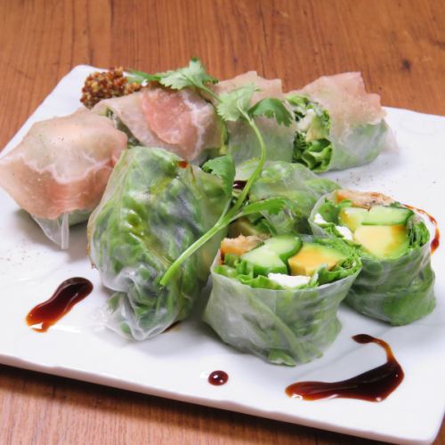 Raw spring rolls of prosciutto and avocado cheese