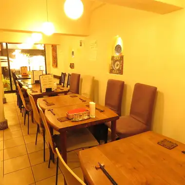 明るい店内で、楽しくお食事を召し上がっていただけます。