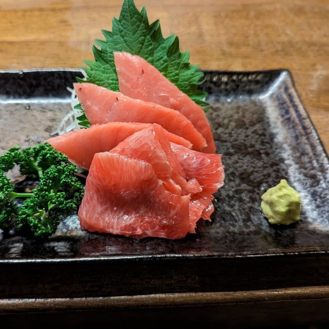 本マグロのほほ身と頭身の刺身！当店でお召し上がりください！