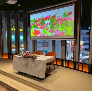 メインフロア貸し切り時、スクリーンのご利用も可能です！詳細は店舗までお問合せください。最小30名～80名(立食時120名)