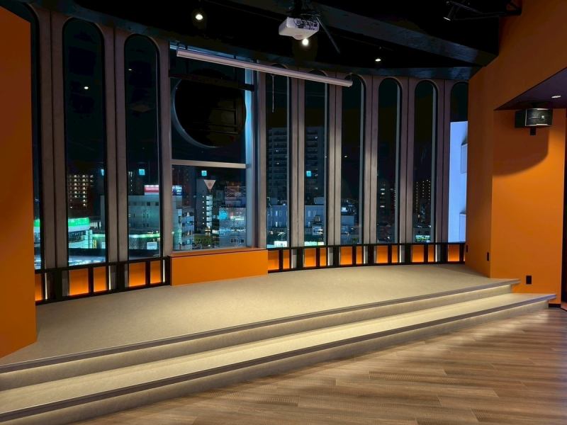 ステージ完備!各種発表会や結婚式二次会にも最適☆スポーツクラブ壮行会などにも大型モニターで試合映像を移したりと幅広くご使用いただけます。