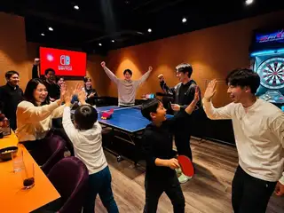 周りを気にせず楽しめるプライベート空間で、ダーツ・卓球・75インチ大型モニターでのスポーツ観戦・任天堂Switchを満喫できます。ルームチャージは2時間8,000円。何人いても一律料金！グループ利用にもおすすめです。誕生日会、歓迎会、送別会、20名前後の懇親会、さまざまなシーンでご利用いただいています。