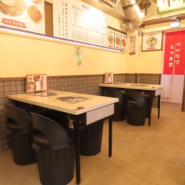 【レトロなお洒落空間で楽しむ韓国料理】テーマカラーの赤にレトロな装飾品やインテリアが映える店内は、昔ながらの韓国料理店を思わせる雰囲気です。白を基調としたテーブル席はカゴ付きのため、荷物が多い日も安心◎その場で温かい料理が楽しめるコンロが付いているのも嬉しいポイントです♪