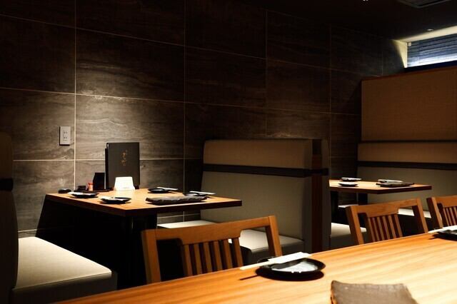 The interior of the store is elegant and relaxing, with a white base.Curtains can be used to create partitions between adjacent tables, allowing you to eat and drink without worrying about those around you.Please enjoy our proud yakitori, grilled by a certified yakitori chef.※The photograph is an image.