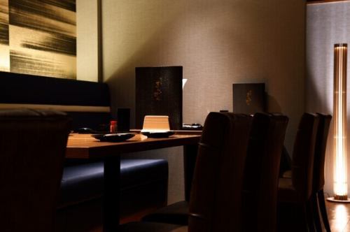 [Table seats] Enjoy your meal in a clean space with a modern Japanese concept.