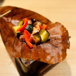 金山鸡肉和夏季蔬菜用味噌在木兰叶上烤制（1人份）