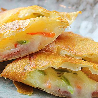 Homemade cheese spring rolls (2 pieces)