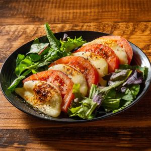 トマトとモッツァレラの炙りカプレーゼ