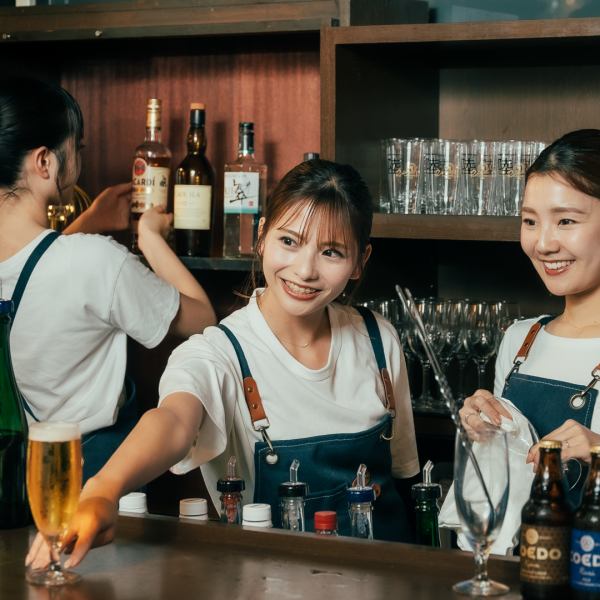 緑と取り入れた店内は、気軽にお食事を楽しんでいただける落ち着いた雰囲気。カウンター席やテーブル席をご用意していますので、デートやサシ飲み、各種飲み会や打ち上げに最適です。バースデープレートも承っていますので、大切な方とのお祝いの席にもご利用いただけます。