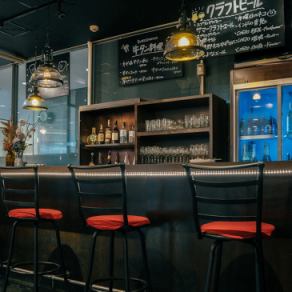 バーの様な雰囲気のカウンター席は、何気ない日常のお食事から、大切な日にもご利用いただけるお席です。