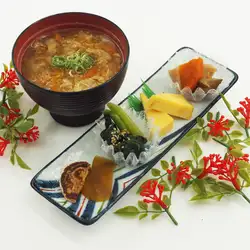 全ての釜めしに一品盛り合わせと豚汁がセットになります。