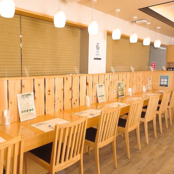 1席あるカウンター席は1名様～！1名ずつ仕切りがあるので、安心してお食事をゆっくりお楽しみください。運営会社が誇るデジタルサイネージのモニターでは、モリンガの説明や、自家農園の様子などを見ることができます。一風変わった形のテーブル席は2名様～少人数でご利用OK♪