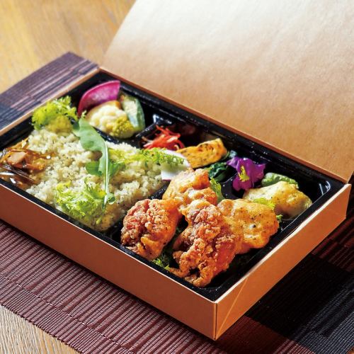 特製唐揚げと10種の野菜御膳