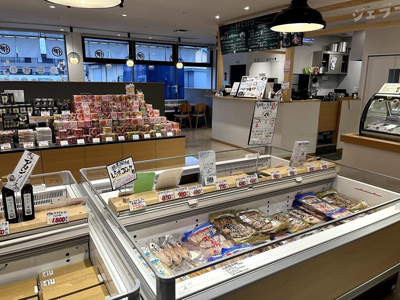 飲食コーナーの他にマル伊商店自家製の干物や佃煮などお土産品も一緒に楽しめちゃいます♪お食事を楽しんだ後はここでしか買えないものなどのお買い物を楽しんでくださいませ！