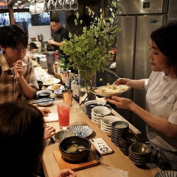 We have counter seats available that are perfect for solo diners! Perfect for a quick drink after work, a date, or any other occasion.Our staff will carefully explain the dishes made with seasonal ingredients. Enjoy a homely atmosphere!