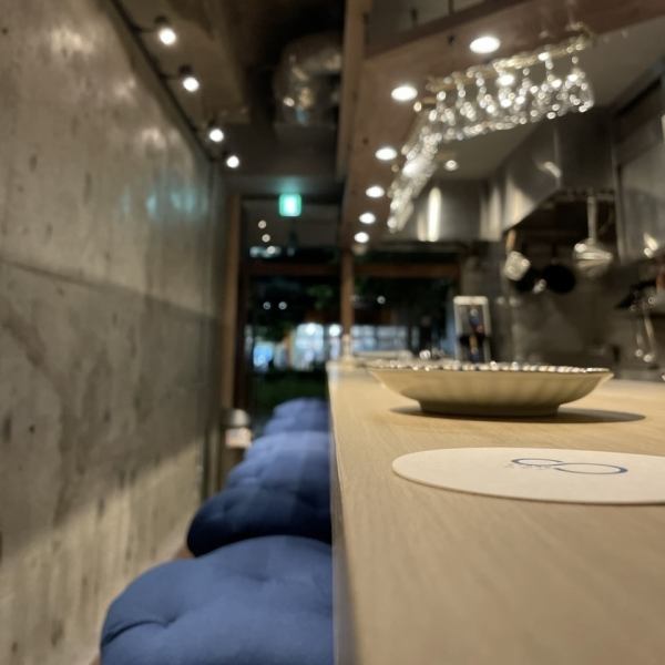 The restaurant is small, with eight counter seats and four table seats.It can be used for a variety of occasions, from one person to a small group.Because of its size, it is possible to rent the entire facility for a minimum of 8 people, so please feel free to contact us!