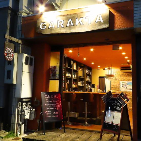 充実したカクテルと豊富なクラフトビールと一緒にお料理を心ゆくまで楽しめるcafe&bar