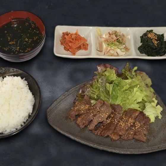 A wide variety of lunch options are available, including the ever-popular Yakiniku and Hormone set meals.