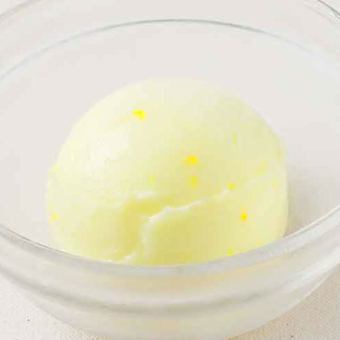 Rich vanilla ice cream / yuzu sorbet / shoe ice cream (vanilla or strawberry)