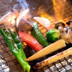 【肉屋の野菜グリル！】季節に合わせて旬野菜の炭火焼～特製ソースを添えて～