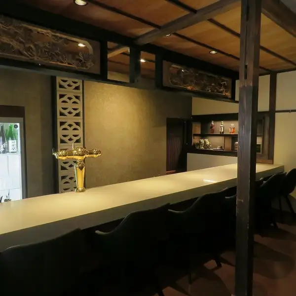 当店が特にこだわって作り上げたのが、広々としたカウンター席です。新和モダンなお洒落な空間でお食事やお酒をゆったりとお楽しみいただけます。スタッフとの会話を楽しんだり、お連れ様と肩を並べてグラスを傾けたりと、思い思いの時間をお過ごしいただける特等席です。