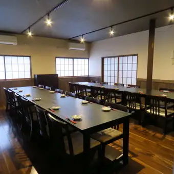 各種ご宴会には、人数に合わせてレイアウト変更が可能な大広間をご用意しております。最大24名様まで収容可能となっております。