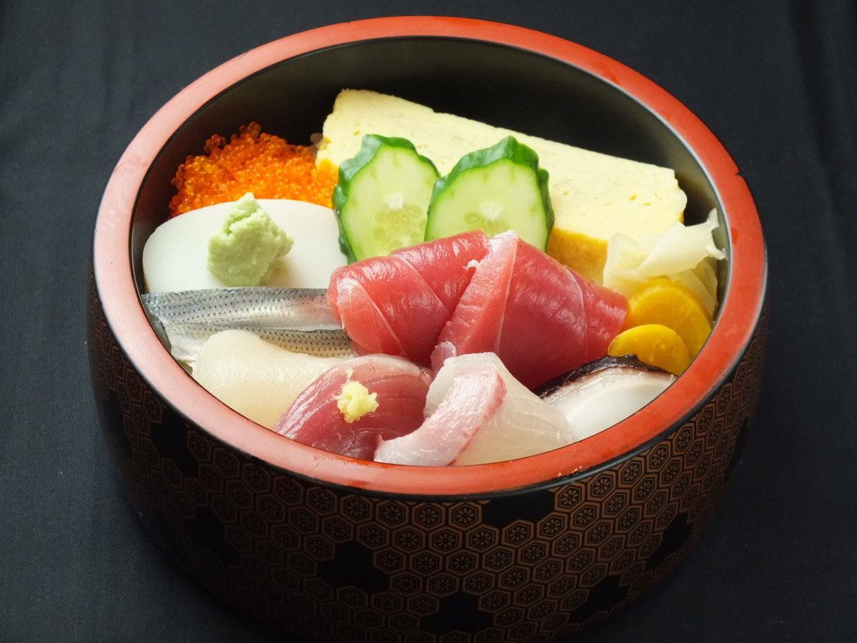 ランチで大人気のちらし丼。その日のおすすめのネタを詰め込んでおります。