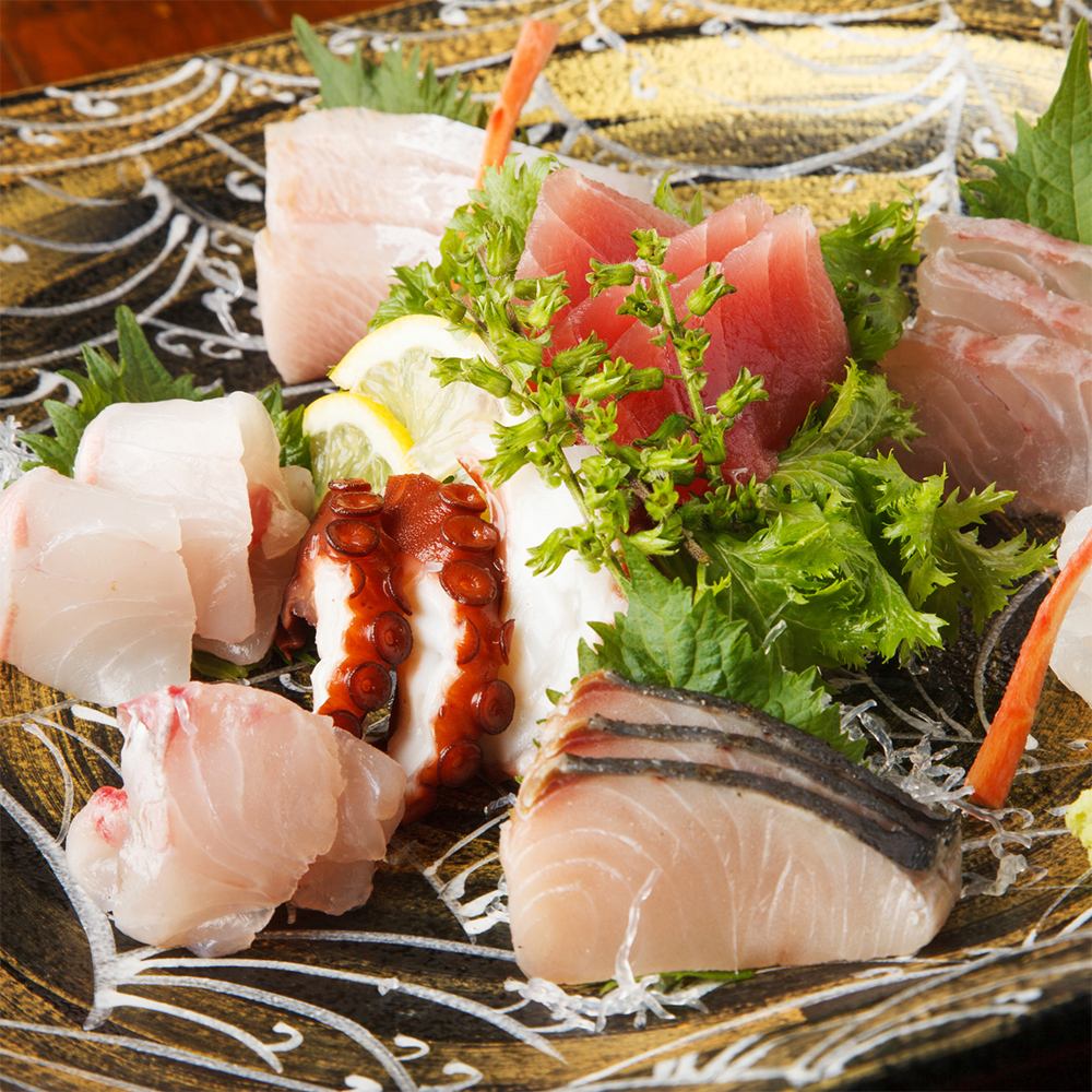 本日の鮮魚盛り合わせ。漁港直送の鮮魚をご準備致しております！