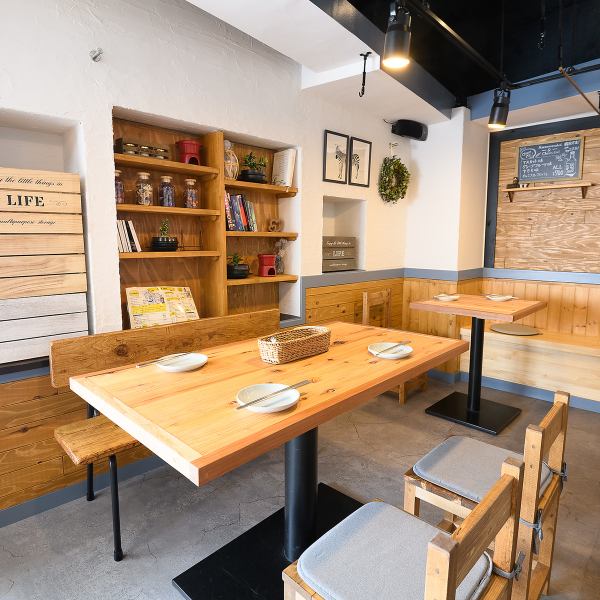 [Korean restaurant with a calm atmosphere ◎] The inside of the restaurant is a relaxing space where you can feel the warmth of wood ◎ There are seats for 2 people, so it is recommended for dates and girls-only gatherings!