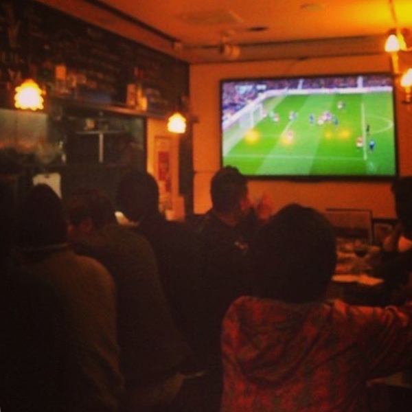 [For sports enthusiasts] The store is also equipped with a 60-inch large TV! Enjoy watching football and watching sports! Spend time while enjoying wine, beer and delicious food.A soccer lover is waiting for you!
