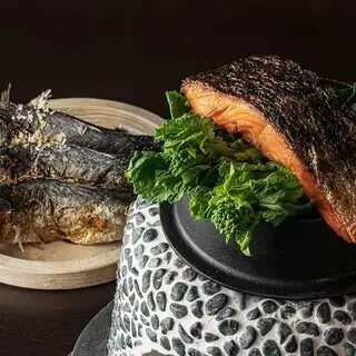 人気NO1！銀鮭と季節野菜の土鍋ご飯と旬魚の原始焼きコース 4500円(税込)