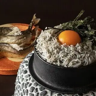 人気NO2！釜揚げシラスの土鍋ご飯とさばの原始焼きコース 3500円(税込)