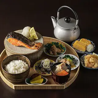【釜戸ご飯ランチ】釜戸ご飯と極厚炭火焼き銀鮭御膳　贅沢ぜんぶセット 3955円(税込)