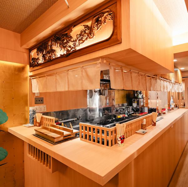高級感漂う立ち飲み屋は、店主や隣のお客さんとの会話が楽しめる最高のスペースです。リーズナブルに楽しめる料理が並び、食欲をそそります。多くの人が集まるこの空間で、自然とコミュニケーションが生まれ、会話が弾みます。また、短時間で気軽に利用できるのも魅力のひとつ。新しい出会いを求めてまた訪れたくなります♪