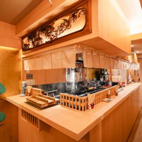 There is a counter with 10 seats in the standing bar area where you can have a casual conversation with the owner.It's an attractive place where you can enjoy drinks and food at your own pace, even if you're alone.Another great thing about this restaurant is that you can see the chefs' skills and attention to detail as they cook right in front of you. You can also have a natural conversation with the owner, and spend a relaxing and comfortable time here.
