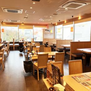 テーブル席を貸し切ると、60名様までご利用いただけます！また、店全体を貸し切った場合、最大95名様までご利用可能です！詳しくはお店までお問合せください！