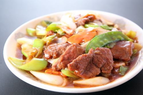 Stir-fried beef and garlic sprouts/stir-fried beef with black pepper