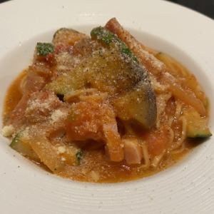 여름 야채와 과일 토마토의 차가운 파스타
