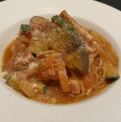 夏野菜とフルーツトマトの冷製パスタ